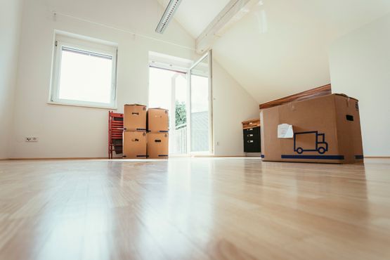 Umzugskartons in einer leeren Wohnung bei einem Umzug